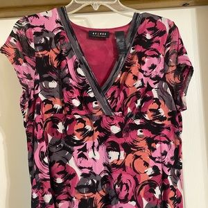 Women’s XL top, stretchy material, good condition